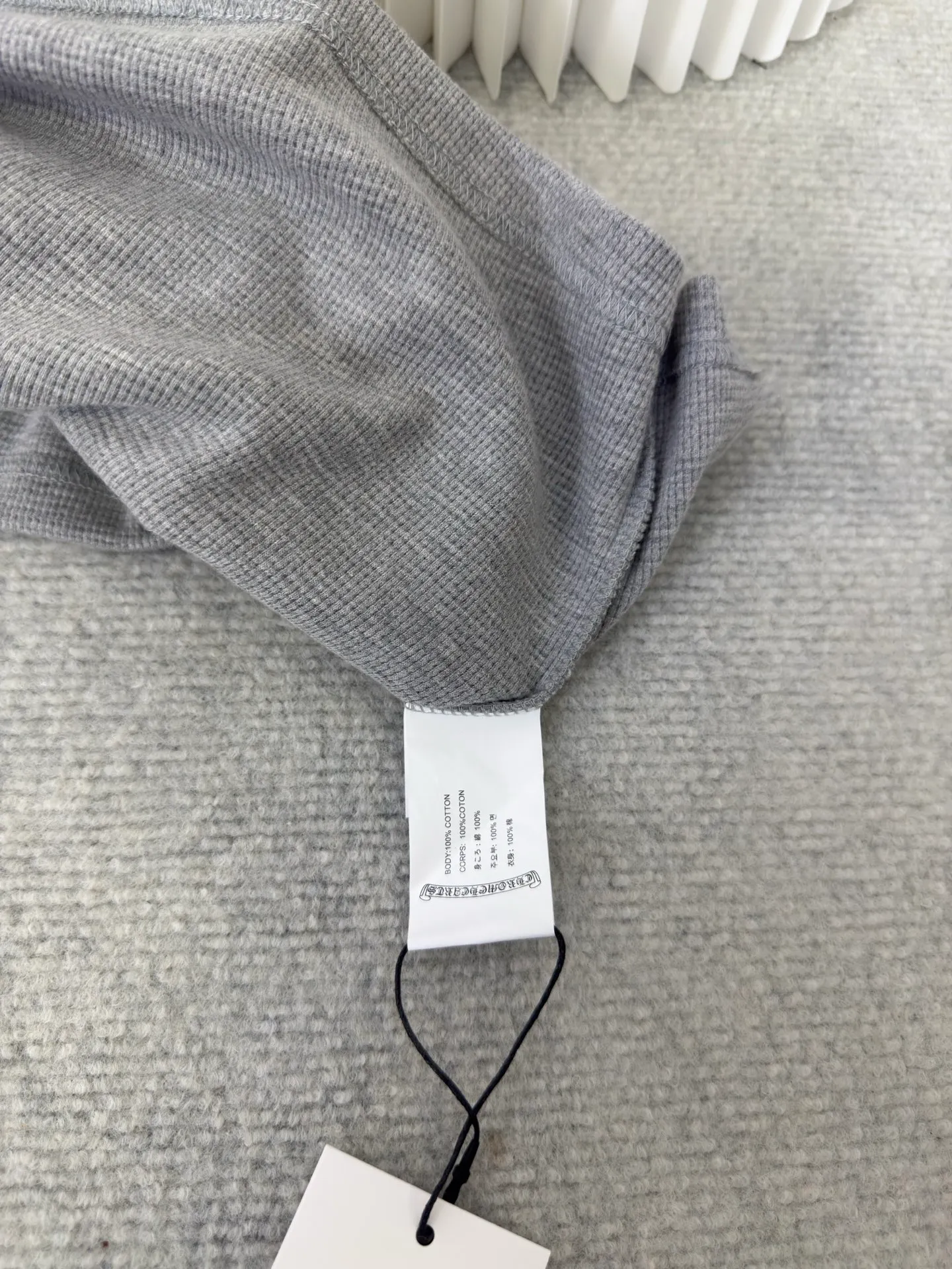 P400 Chrome Hear patchwork leather Henry collar waffle sweatshirt. The fabric is made of 350g cotton waffle double-layer material before washing (to distinguish low-weight, cut corners and non-pure cotton market products). The silver buckles and scrolls are made of antique bronze and real silver (the materials have reached 300+ quality in the market). The leather label is still made of genuine imported lambskin. The most important thing is the hand-sewn leather (the cost is high when it comes to handwork). A lot of effort has been put into the fabric, hardware and craftsmanship. The top quality in the market. The industry benchmark is only owned by a few people. Size S M L